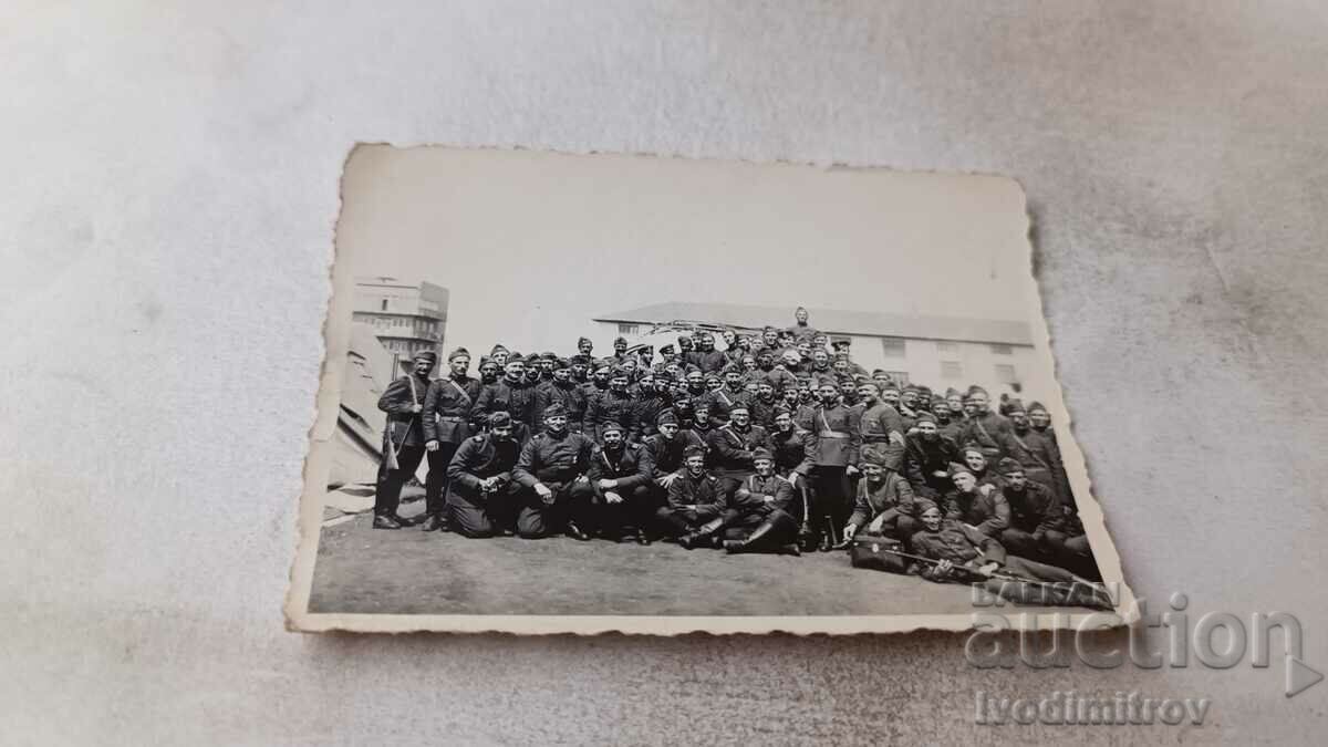 Снимка Офицери и войници