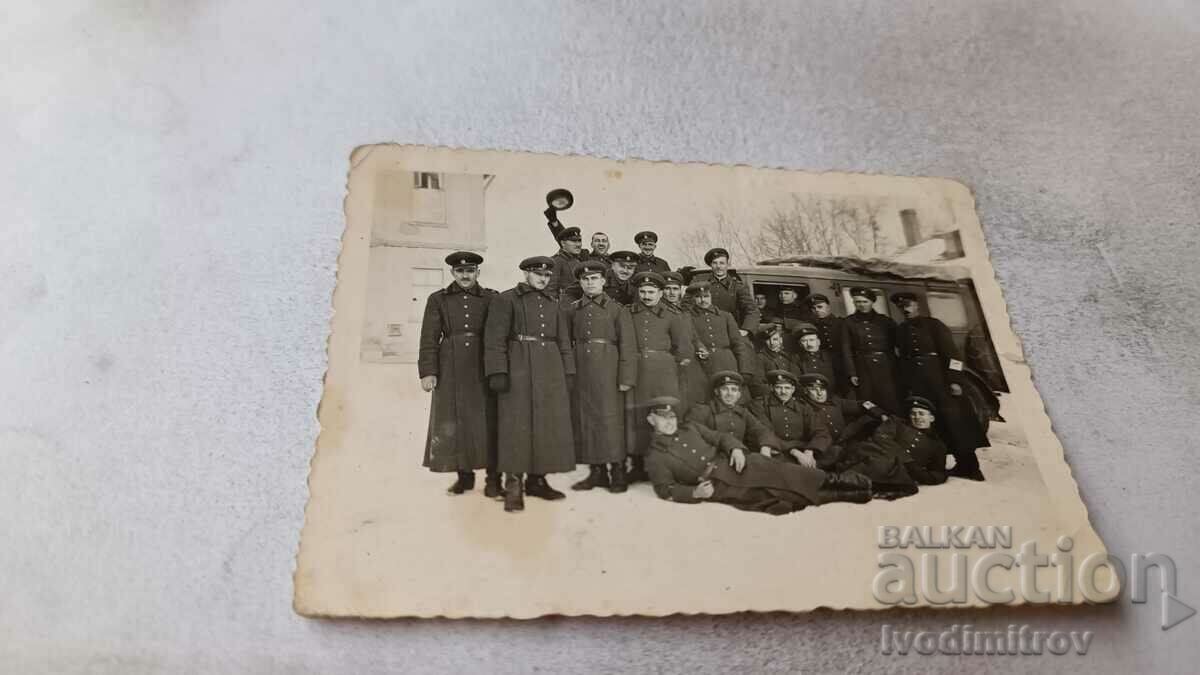 Снимка Офицери и войници пред военен лек автомобил