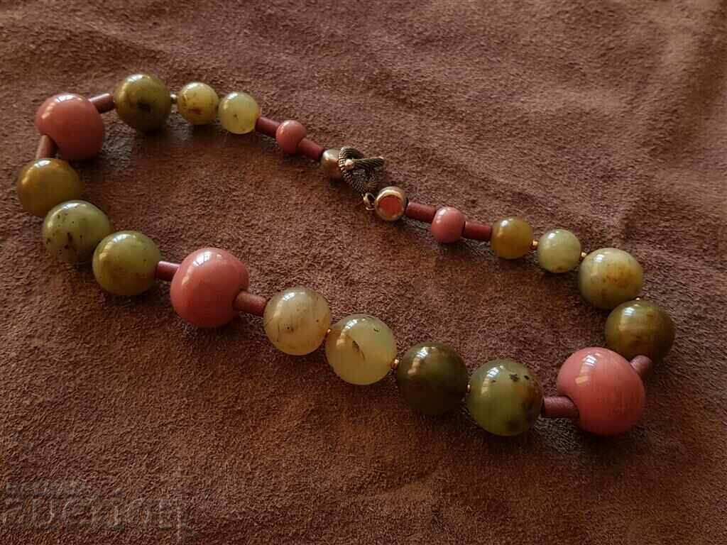 Уникално дизайнерско колие от нефрит керамика хипоалергенна с цена 74.00 лв. | € 37.84 Уникално дизайнерско колие от нефрит керамика хипоалергенна с цена 74.00 лв. | € 37.84