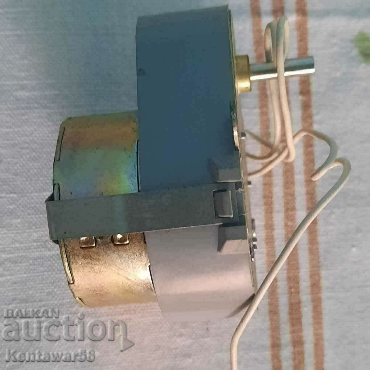 Auction  Motor with gearbox Dr309/220v new.