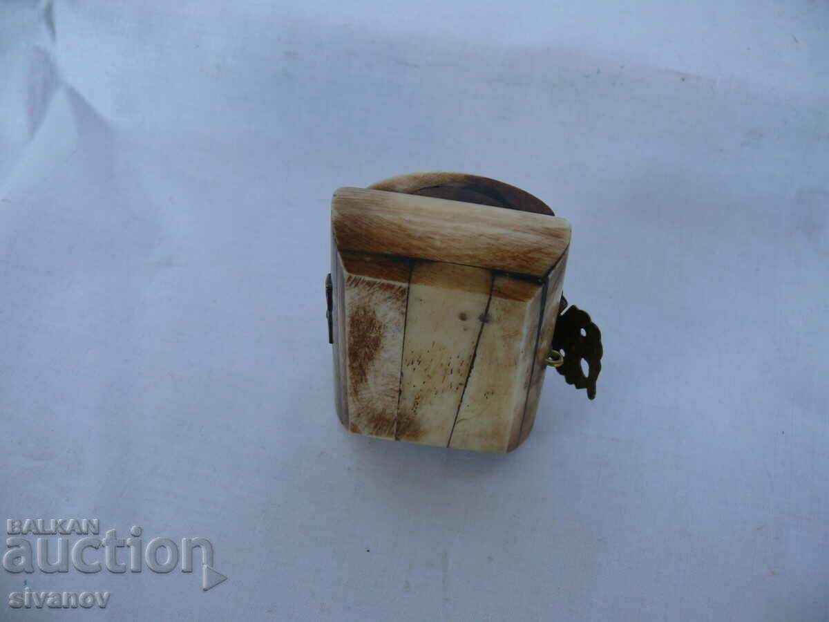 Auction Interesting old small bone box #1831 Auction Interesting old small bone box #1831