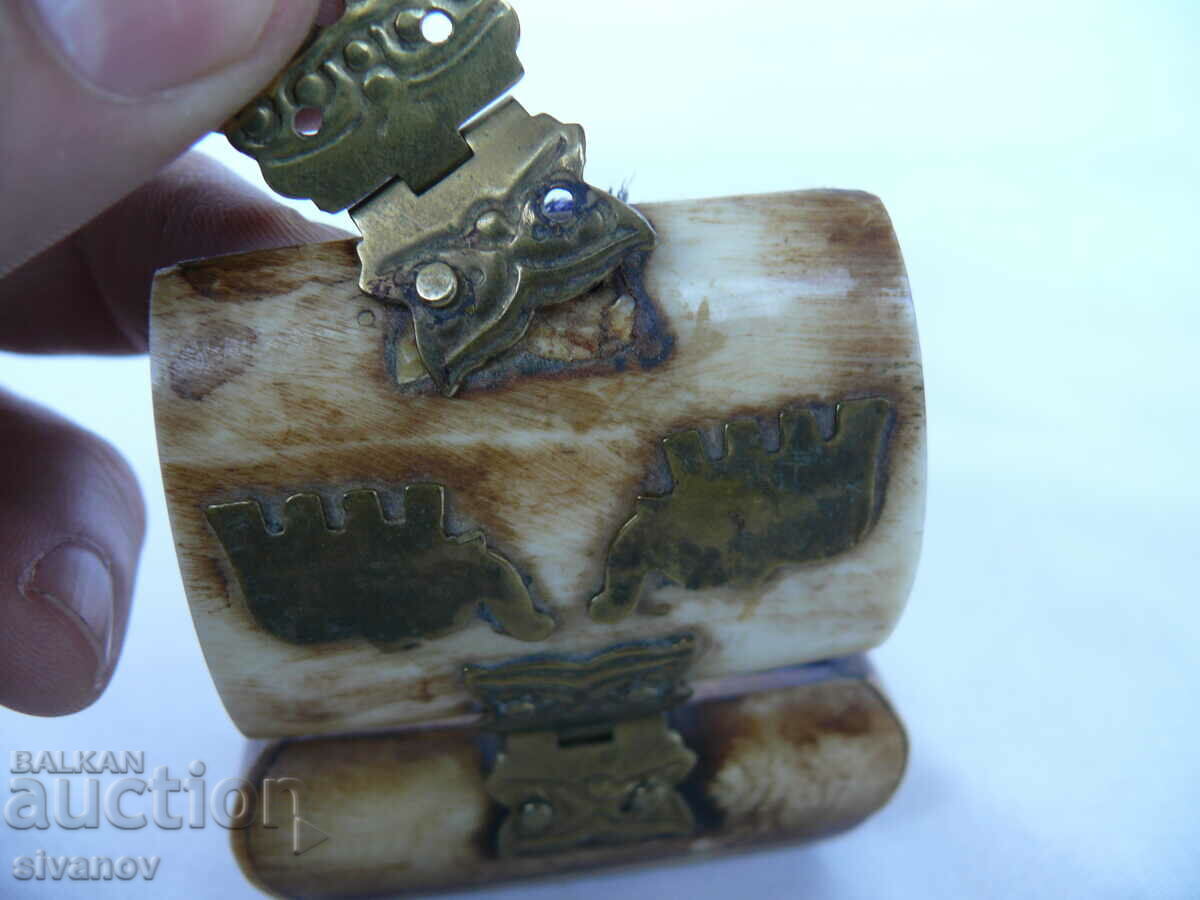 Delivery of Interesting old small bone box #1831 Delivery of Interesting old small bone box #1831