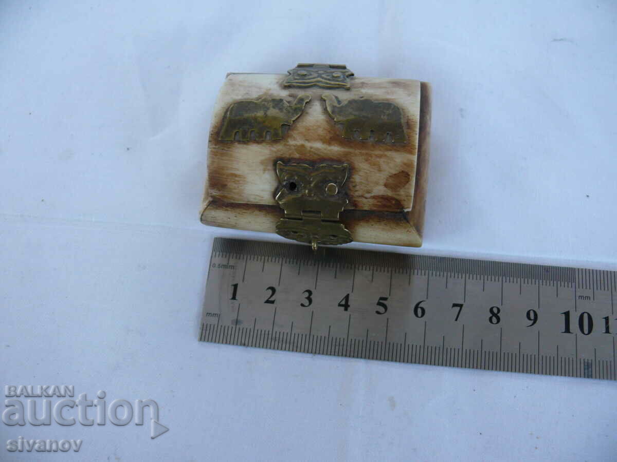 Interesting old small bone box #1831 - 5 Interesting old small bone box #1831 - 5