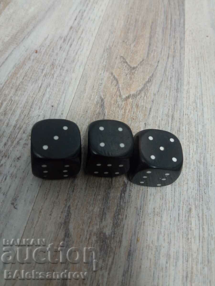 Πολλά τρία παλιά ζάρια από βακελίτη με τιμή 15.00 BGN | € 7.67 Πολλά τρία παλιά ζάρια από βακελίτη με τιμή 15.00 BGN | € 7.67