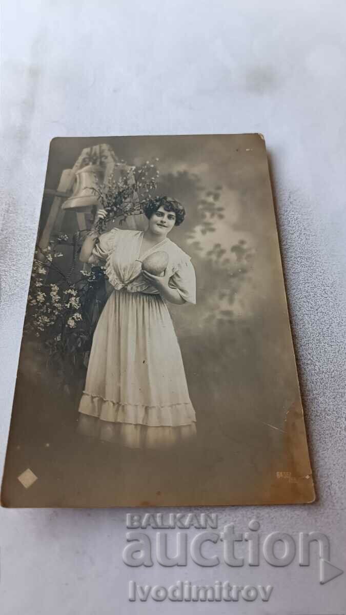 Пощенска картичка Младо момиче с голямо яйце в ръка 1917