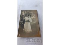 Καρτ ποστάλ Νεαρό κορίτσι με ένα μεγάλο αυγό στο χέρι της 1917