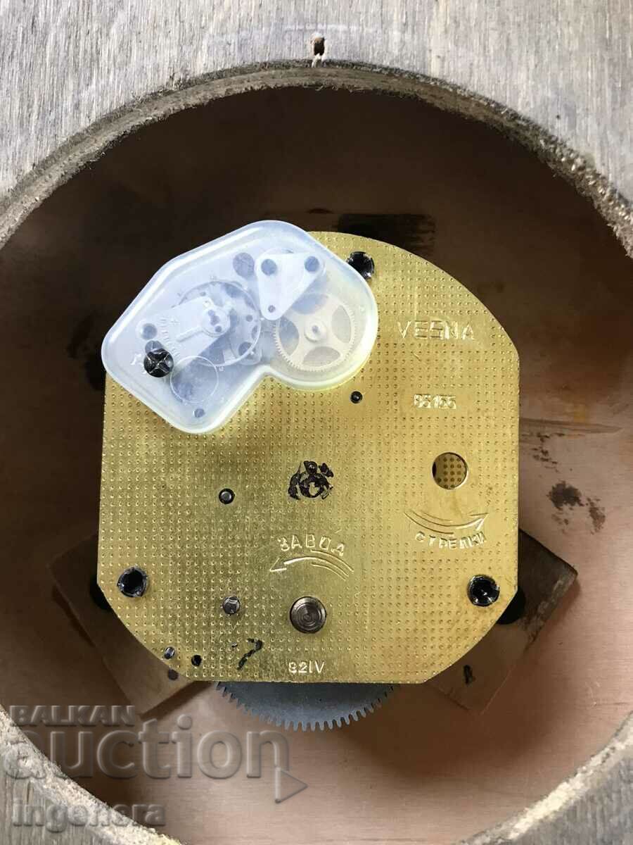 Delivery of WALL CLOCK "VESNA" RUSSIA MECHANICAL WITH KEY-NOT WORKING Delivery of WALL CLOCK "VESNA" RUSSIA MECHANICAL WITH KEY-NOT WORKING
