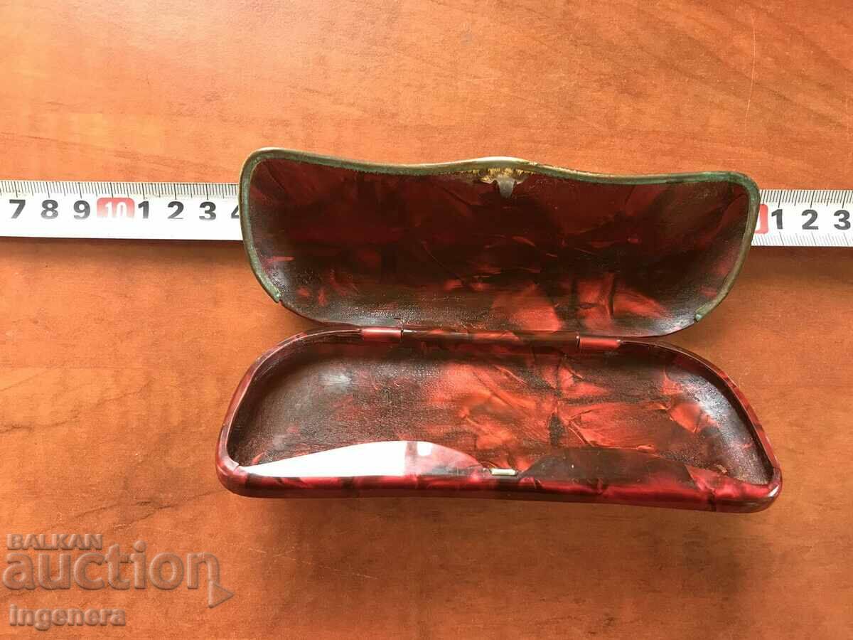 Delivery of RETRO VINTAGE GLASSES CASE Delivery of RETRO VINTAGE GLASSES CASE