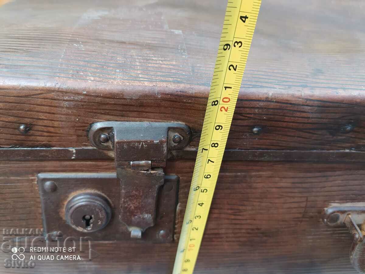 Suitcase 4 - 5 Suitcase 4 - 5