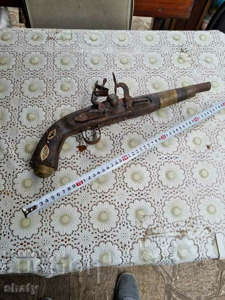 An old gun. Pishtov