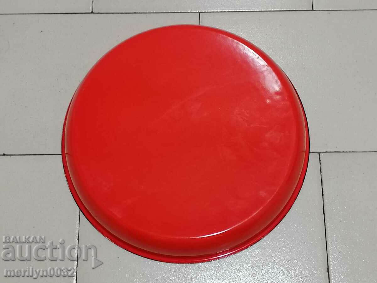 Delivery of An enameled container, that's a platter with enamel Delivery of An enameled container, that's a platter with enamel