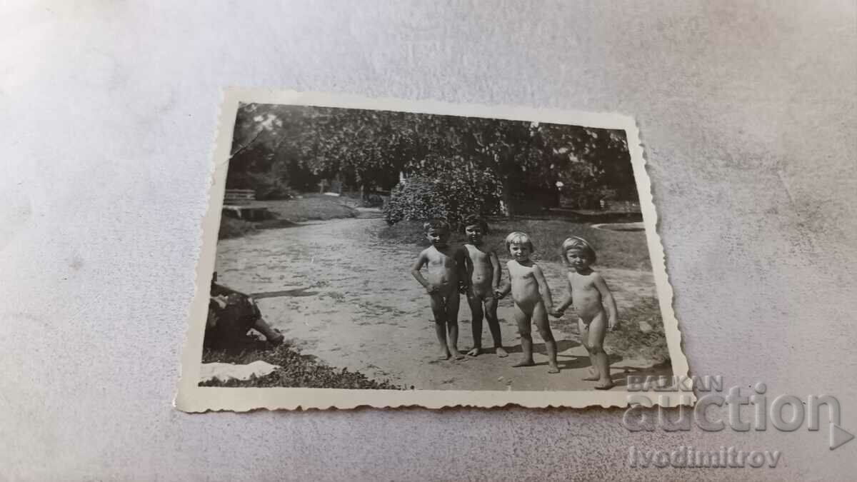 Снимка Четири малки деца на алея в парка