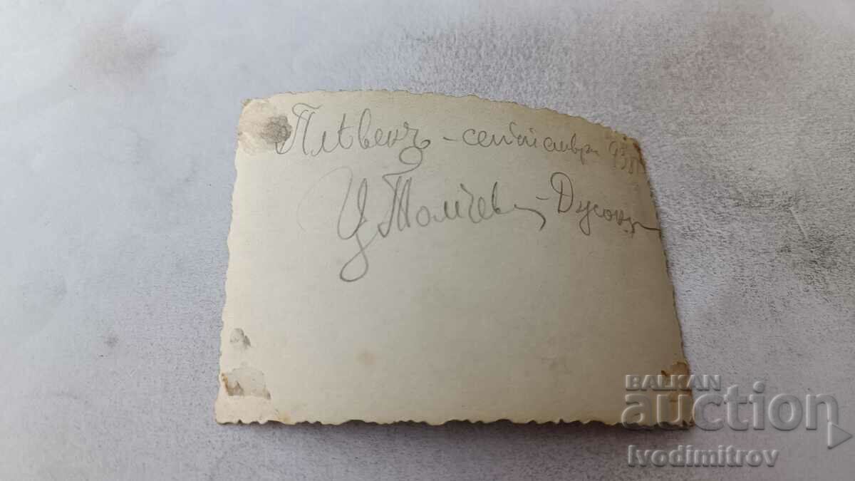 Foto Pleven Băiat cu pantaloni scurți retro cu preț 2.35 BGN | € 1.20 Foto Pleven Băiat cu pantaloni scurți retro cu preț 2.35 BGN | € 1.20