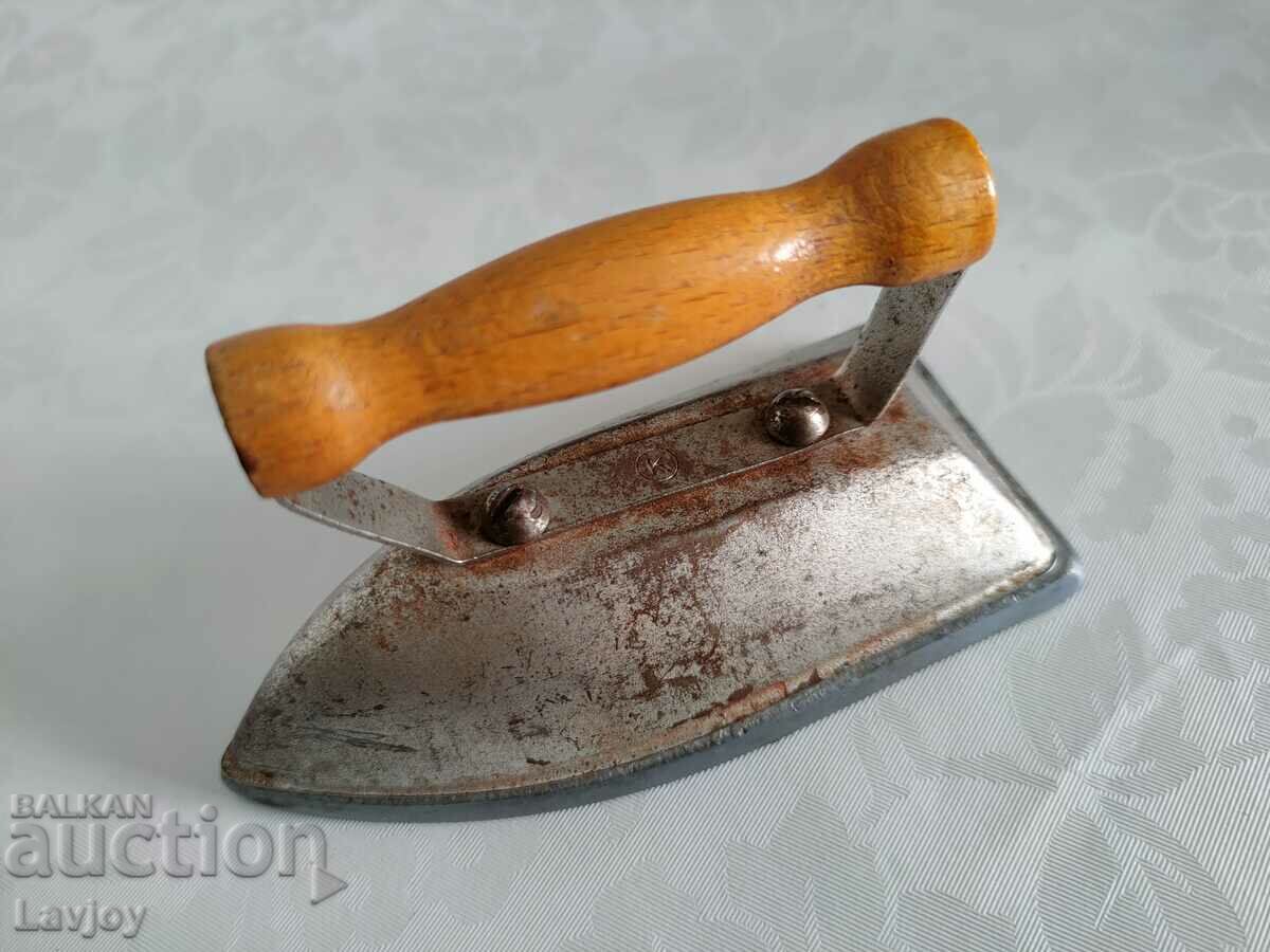 Малка ютия с цена 20.00 лв. | € 10.23 Малка ютия с цена 20.00 лв. | € 10.23