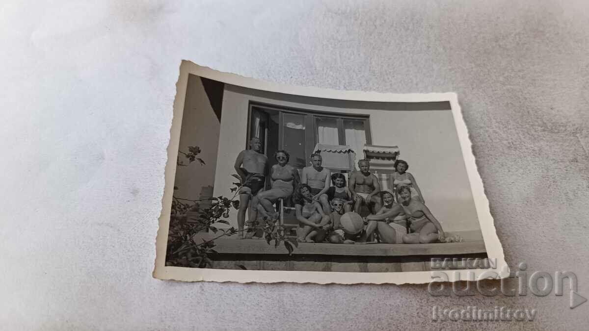 Φωτογραφία Βάρνα Άνδρες, γυναίκες και παιδιά με μαγιό στη βεράντα 1958