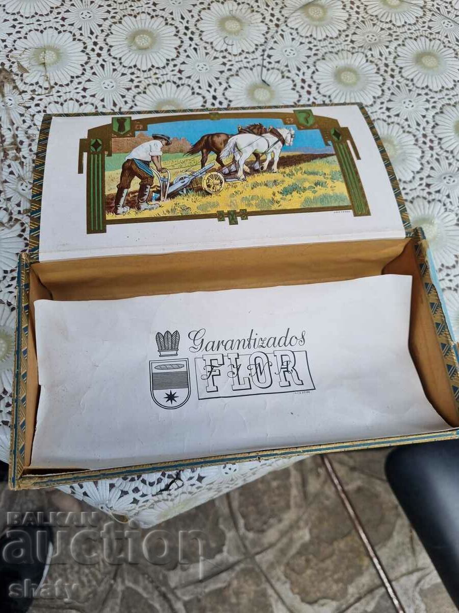 Old rare wooden cigar box with price 25.00 BGN | € 12.78