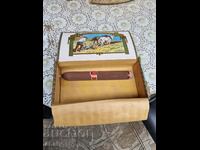 Стара рядка дървена кутия от пури