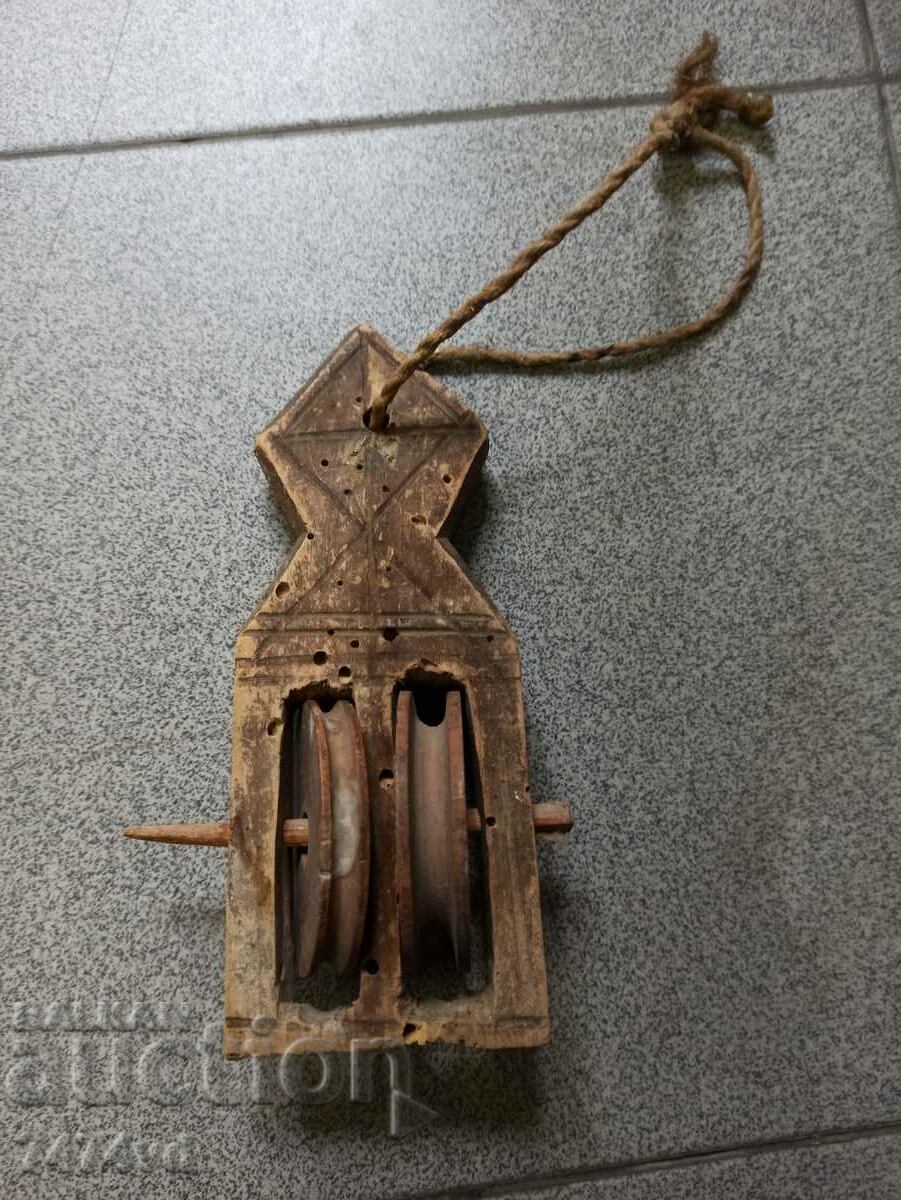 Vechi instrument-chakrak, războaie, sculptură în lemn