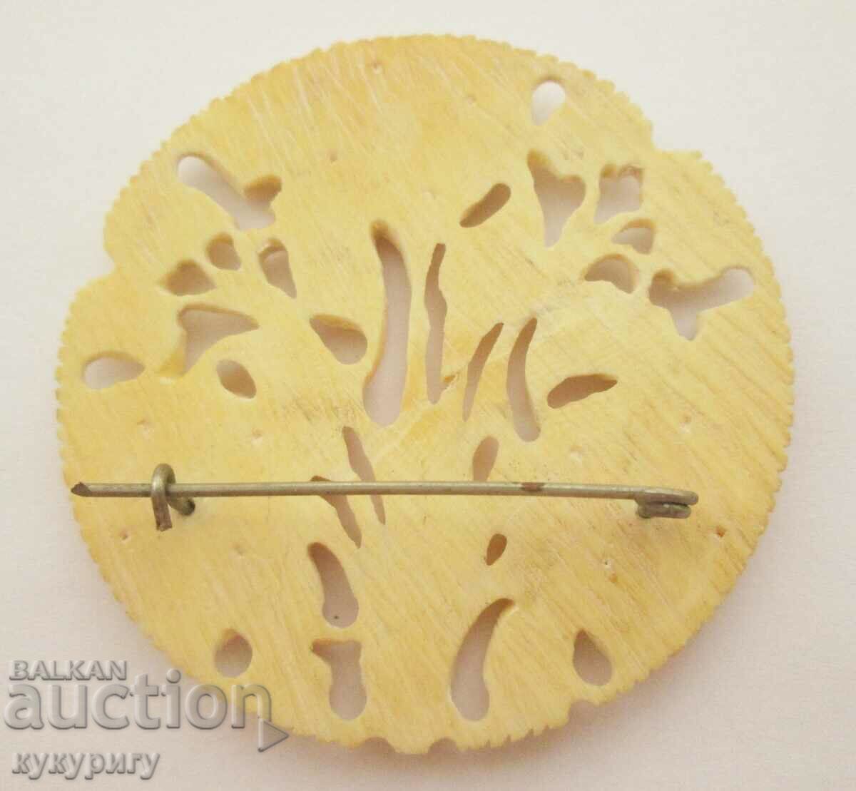 Delivery of Old floral women's bone brooch handmade Delivery of Old floral women's bone brooch handmade