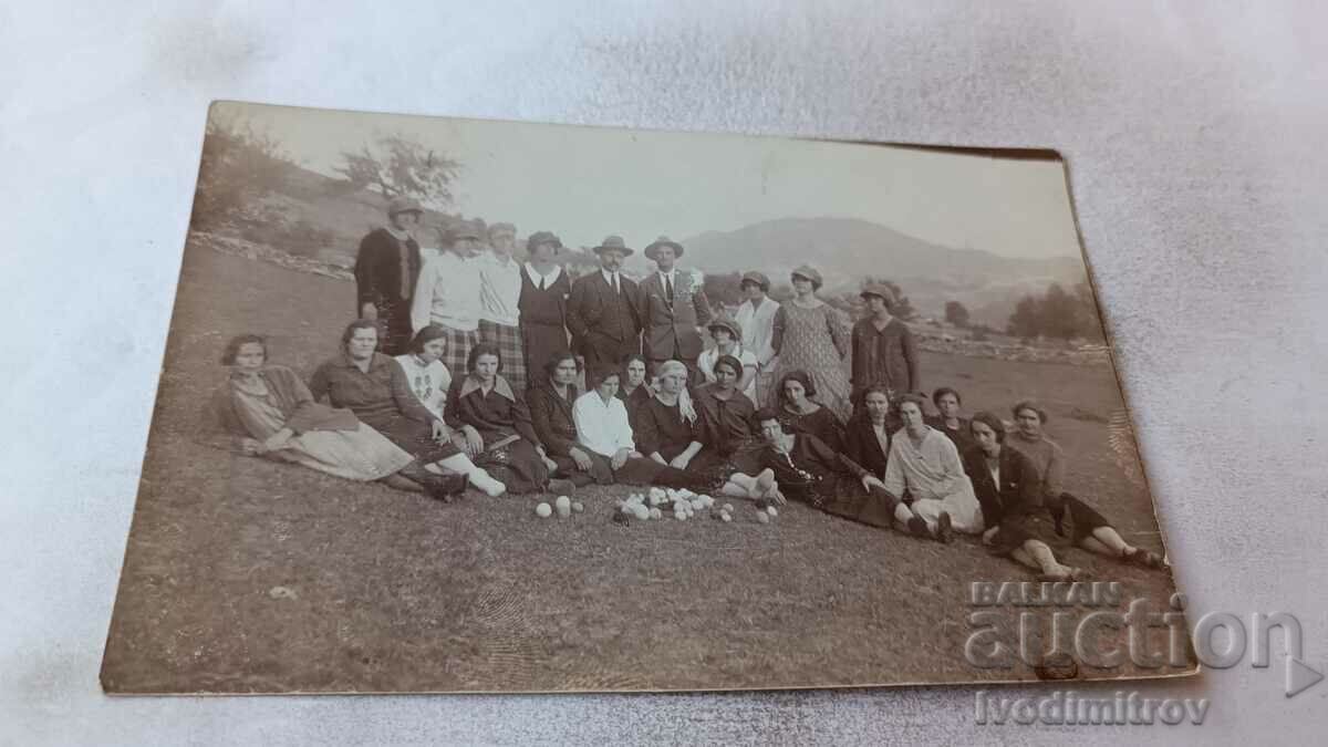 Снимка Мъже жени и деца на поляната