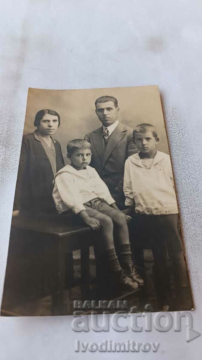 Foto Dupnitsa Bărbat, femeie și doi băieți 1936