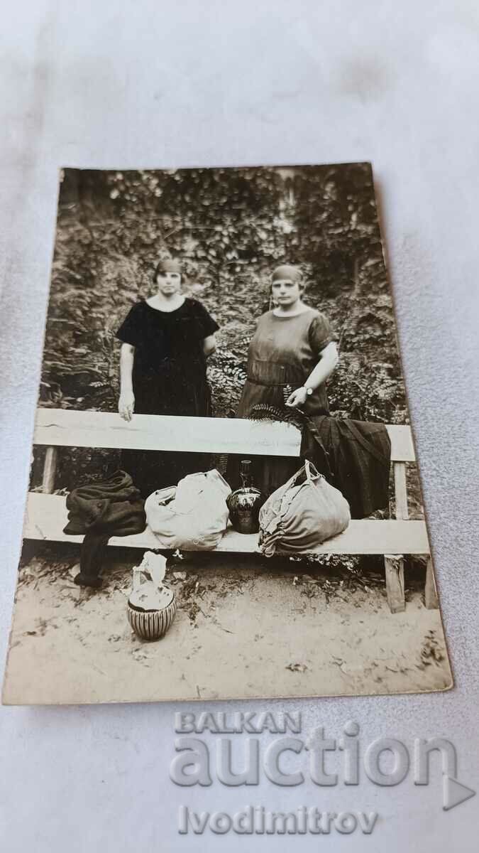 Снимка Хисаря Две млади жени с бохчи и стомна в парка 1925