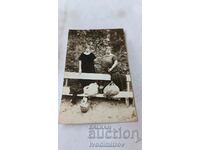Снимка Хисаря Две млади жени с бохчи и стомна в парка 1925