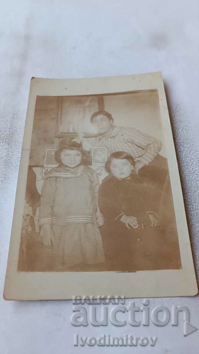 Φωτογραφία Σοφία Γυναίκα και δύο κορίτσια στο δωμάτιο 1920