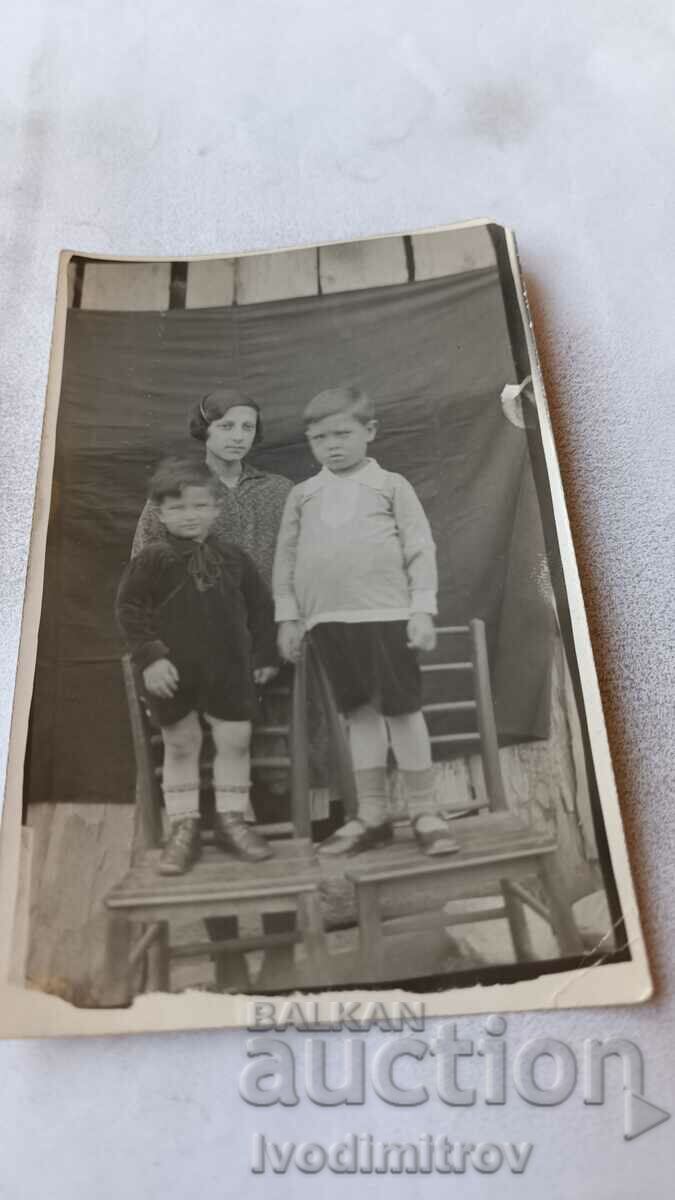 Φωτογραφία Γυναίκα μπάνιου και δύο αγόρια σε ξύλινες καρέκλες 1930