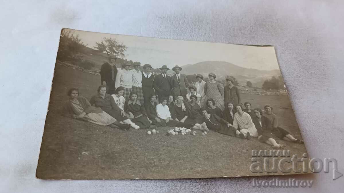 Φωτογραφία Άνδρες γυναίκες και παιδιά στο γρασίδι