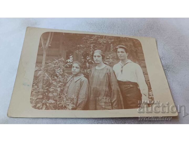 Снимка Мъж жена и момиче Стари снимки Изделия от хартия Balkanauction