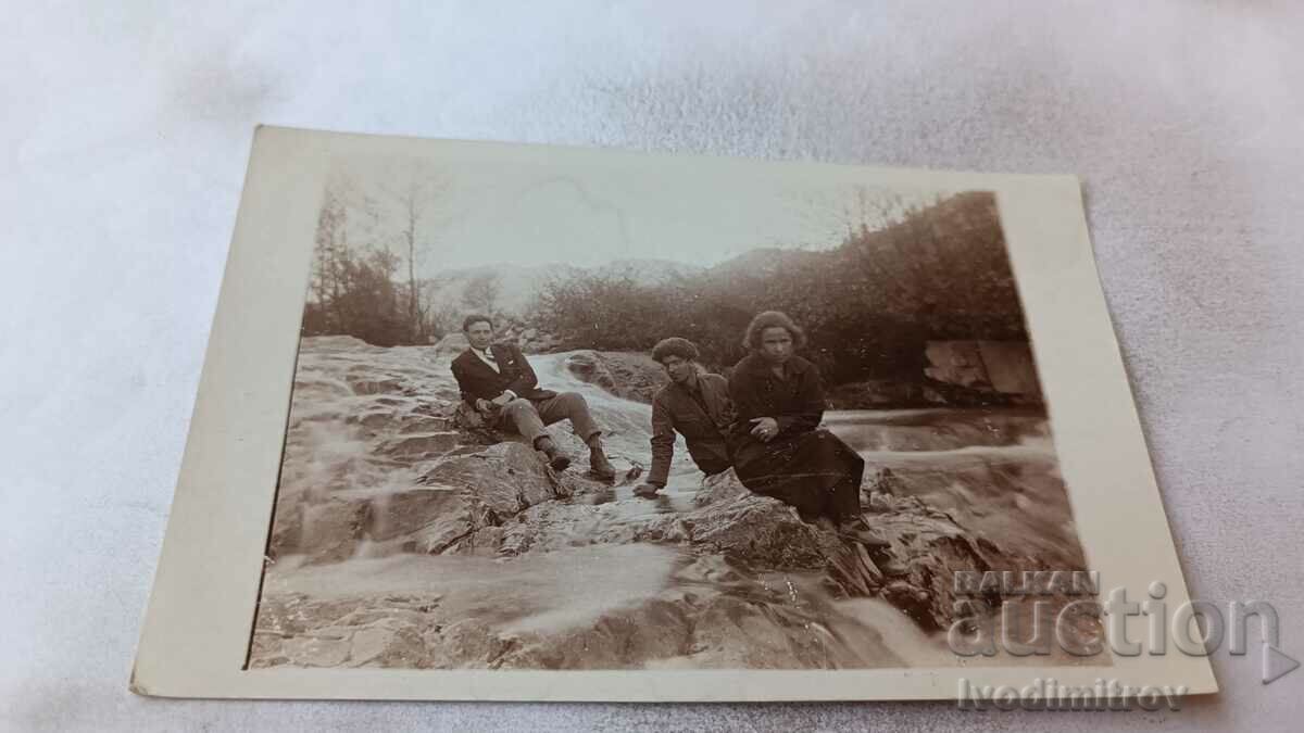 Φωτογραφία Raykovo Δύο νεαροί άνδρες και ένα κορίτσι στο ρέμα 1926