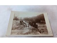Fotografie Raykovo Doi tineri și o fată pe pârâu 1926