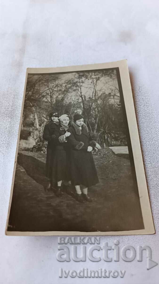 Foto Trei fete tinere în parc
