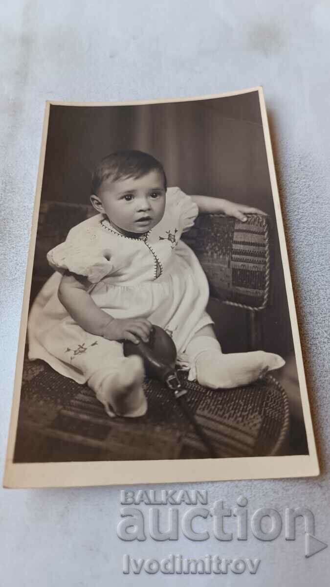 Φωτογραφία Μικρό αγόρι σε μια καρέκλα