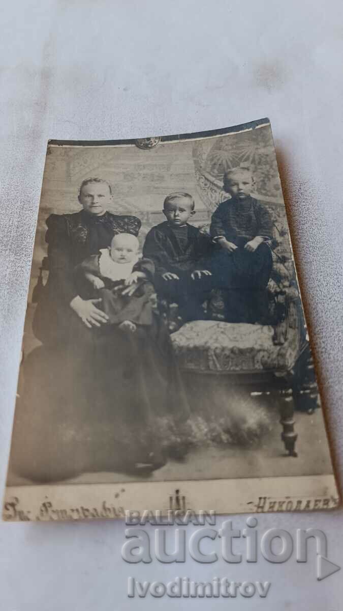 Photo Woman and three children