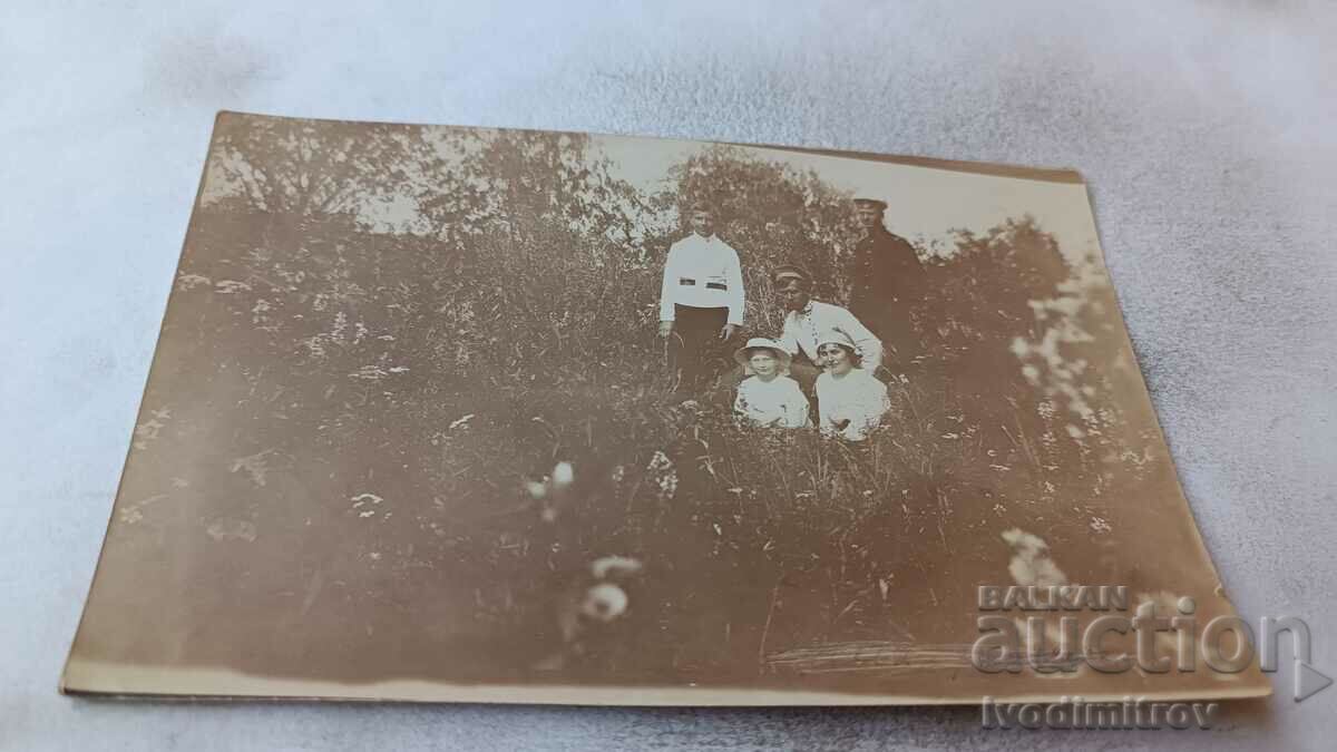 Φωτογραφικοί αξιωματικοί γυναίκες και αγόρι στο γρασίδι 1916