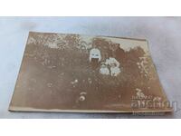 Снимка Офицери жени и момче в тревата 1916