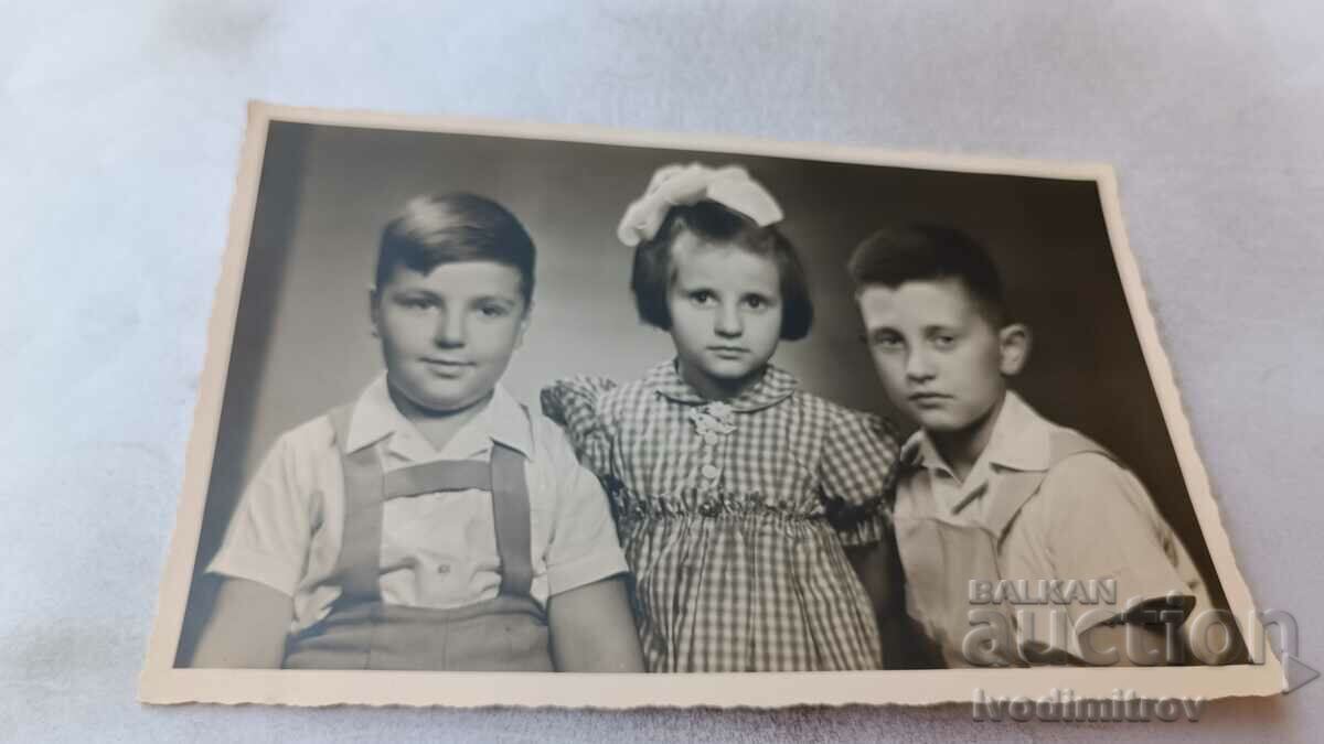 Снимка София Момиче с панделка и две момчета 1957