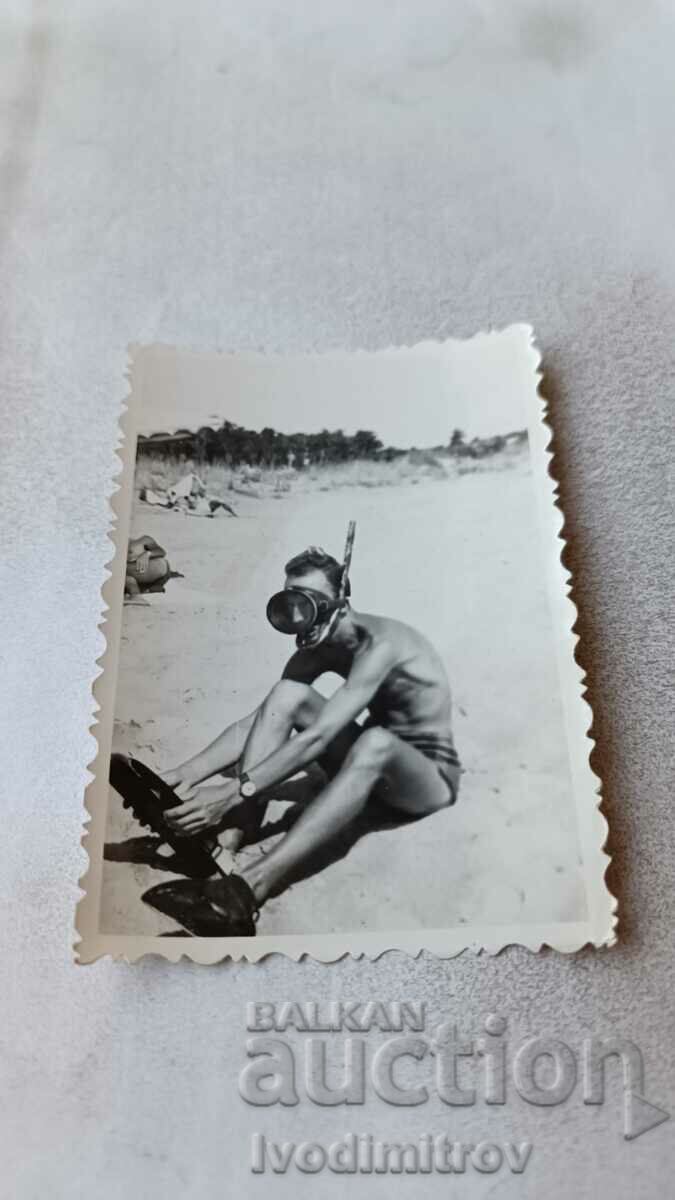 Φωτογραφία Άνθρωπος με μάσκα αναπνευστήρα και πτερύγια στην παραλία
