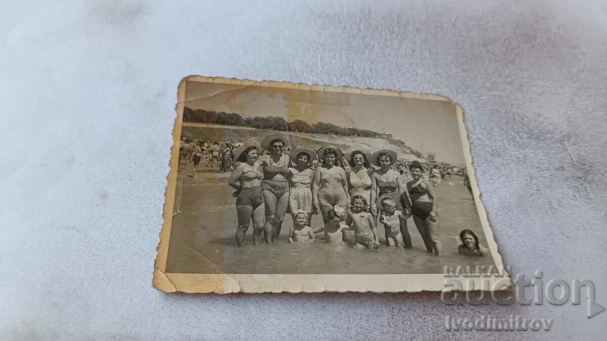 Foto Femei și copii pe plajă