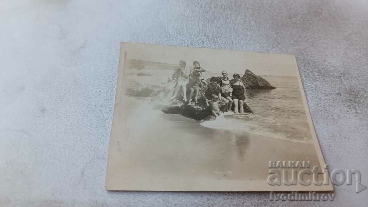 Снимка Свети Константинъ Млади момичета на скала на брега