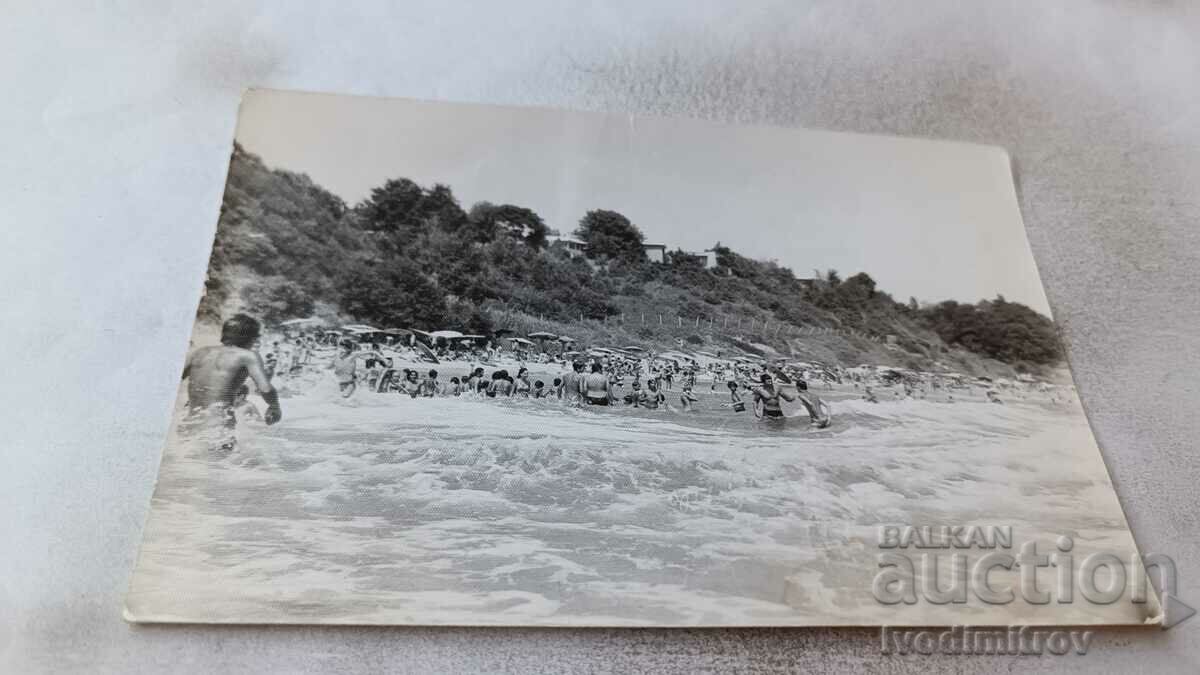 Снимка Мъже и деца на брега на морето