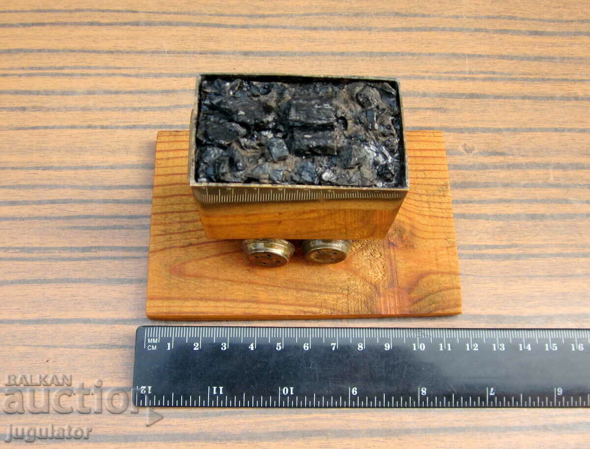 old diorama miner's wagon miner's wagon with coal - 7