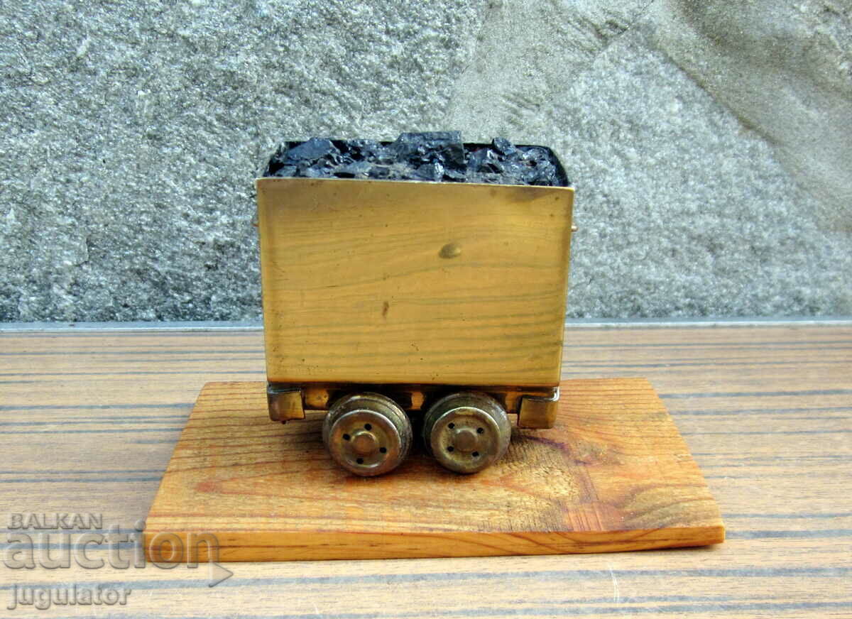 стара диорама миньорска вагонетка миньорски вагон с въглища
