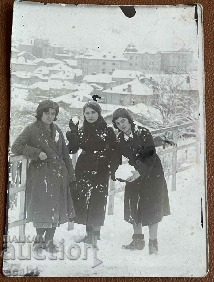 Dupnitsa photographs Schoolgirls
