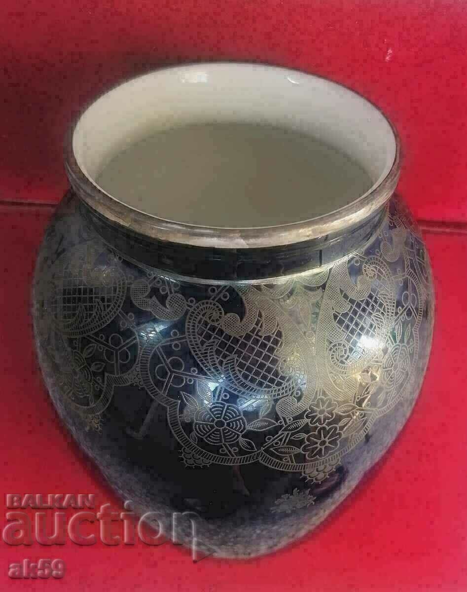 Auction Old porcelain vase - Germany. Auction Old porcelain vase - Germany.