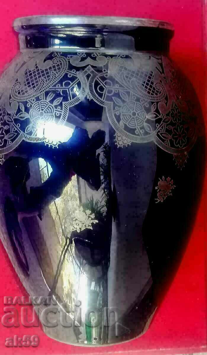 Delivery of Old porcelain vase - Germany. Delivery of Old porcelain vase - Germany.