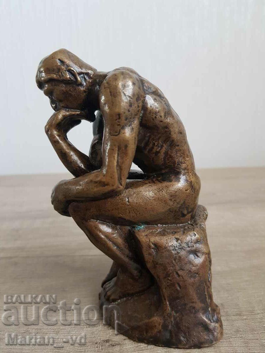 Figura veche din bronz „Gânditorul”