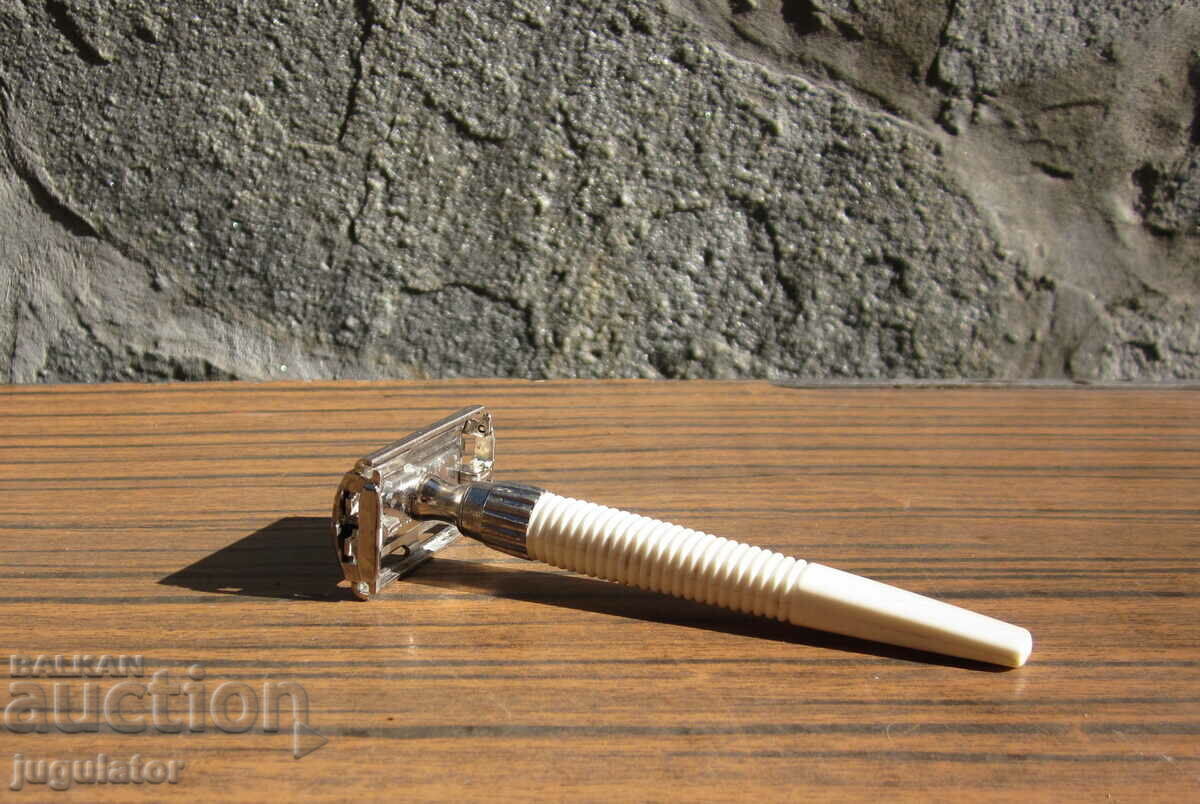 retro English razor vest gillette england with price 25.00 BGN | € 12.78